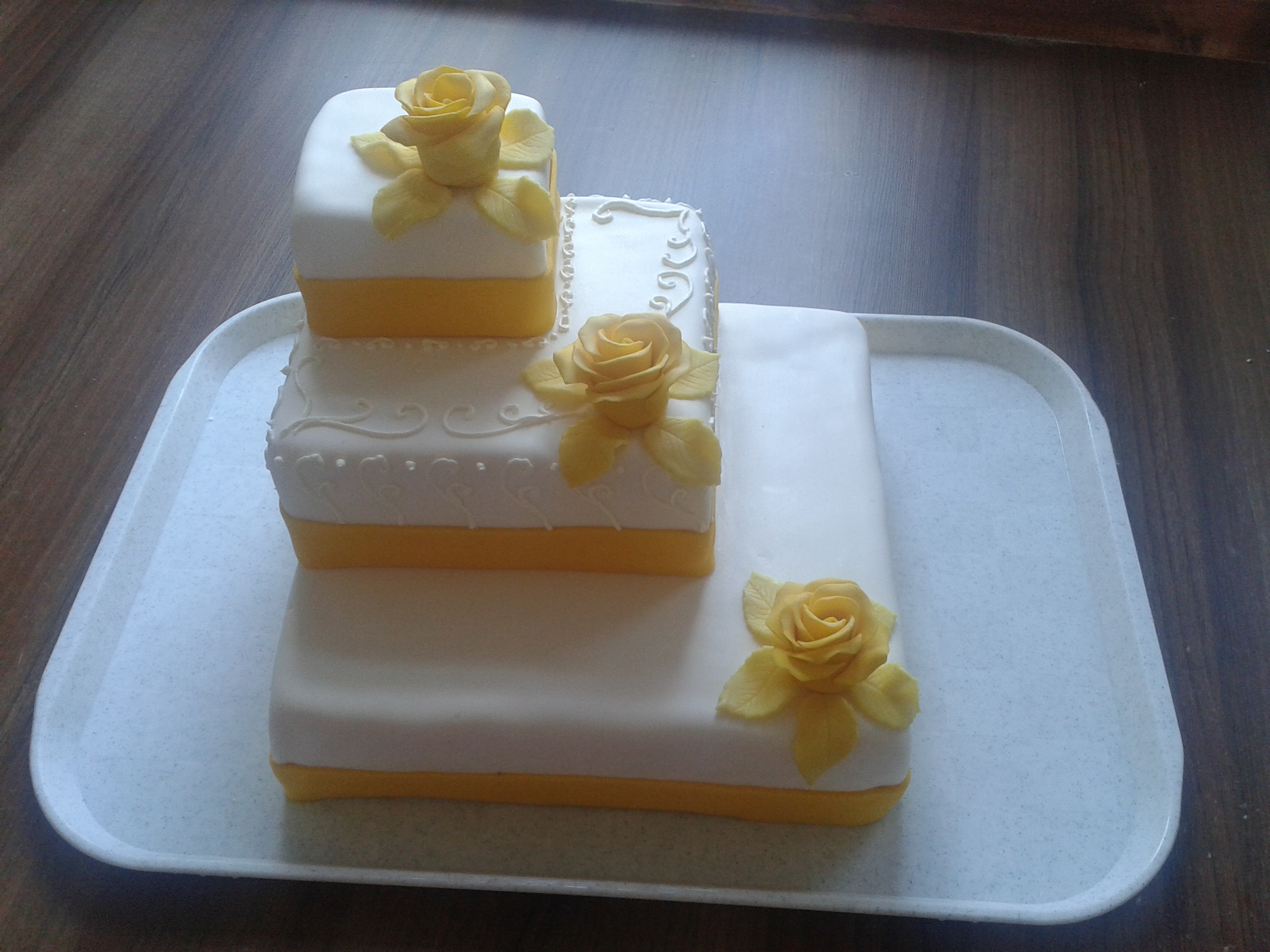 svatební dort žlutý